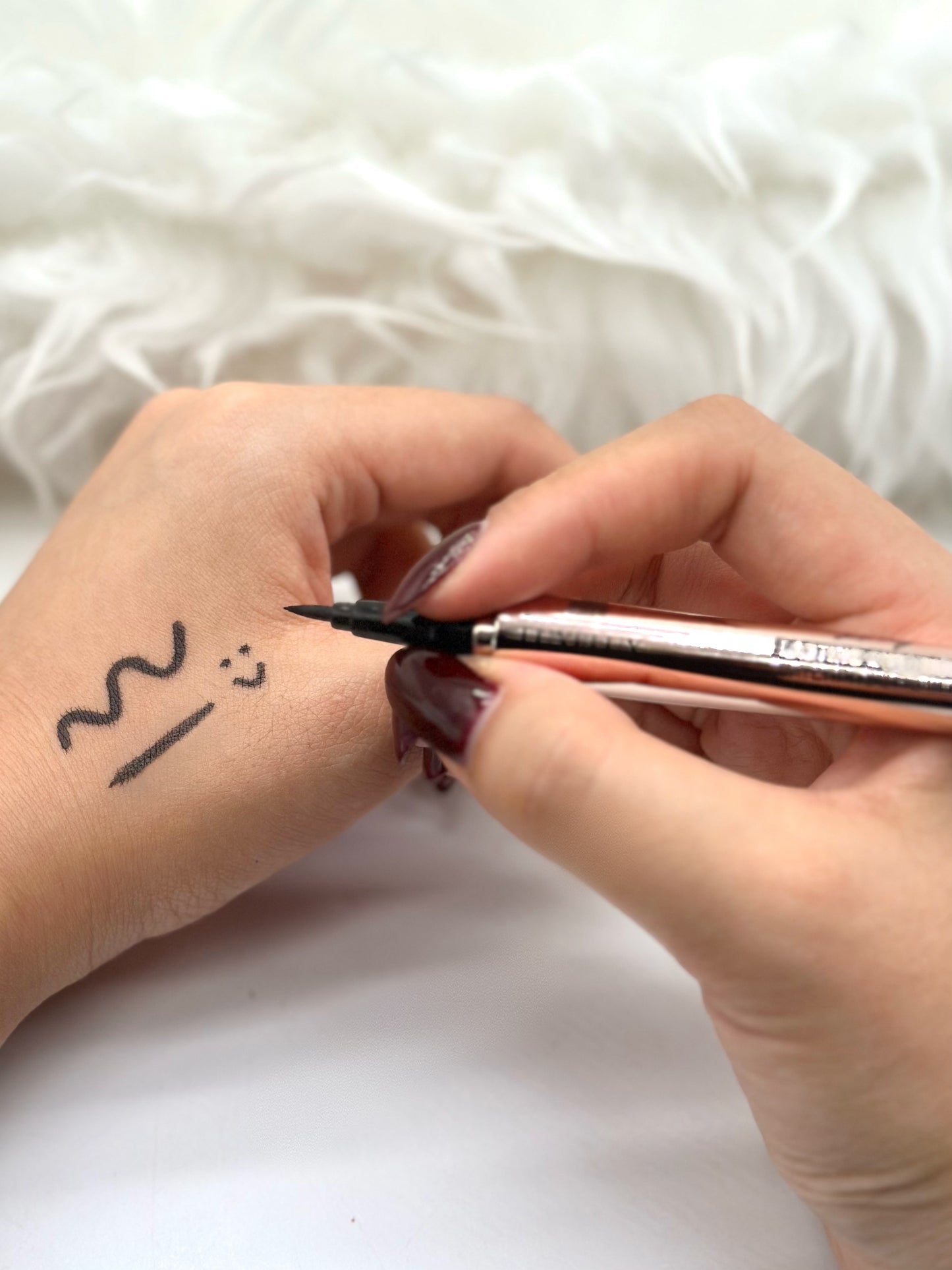 Luxelux Radiant Rose Eyeliner Pen